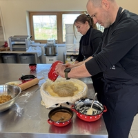 Teambuilding, ki ga ne bomo pozabili: skupna peka gibanice nas je povezala (kot plasti te zaščitene sladice)