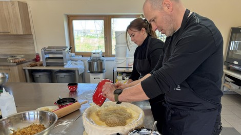 Teambuilding, ki ga ne bomo pozabili: skupna peka gibanice nas je povezala (kot plasti te zaščitene sladice)