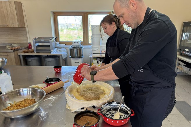 Teambuilding, ki ga ne bomo pozabili: skupna peka gibanice nas je povezala (kot plasti te zaščitene sladice)