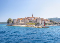 Prebivalci otoka na Jadranu si pulijo lase od besa: pred njihovimi očmi se dogaja nekaj groznega, o čemer oblasti še vedno molčijo