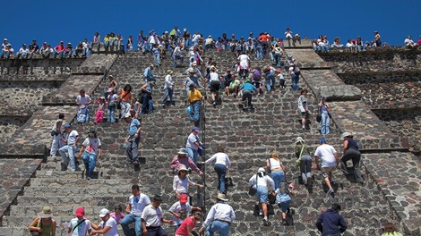 Turisti bežali za življenje: ko so videli, kaj počne moški na vrhu piramid, je zavladala grozljiva panika (končalo se je tragično)