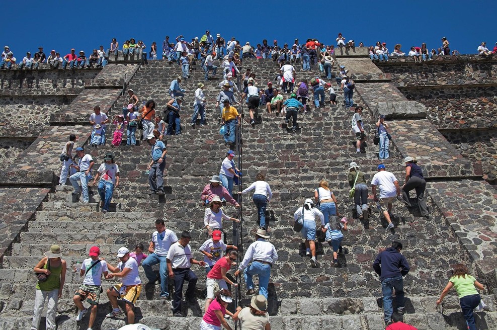 Turisti bežali za življenje: ko so videli, kaj počne moški na vrhu piramid, je zavladala grozljiva panika (končalo se je tragično) (foto: Profimedia)