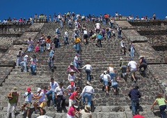 Turisti bežali za življenje: ko so videli, kaj počne moški na vrhu piramid, je zavladala grozljiva panika (končalo se je tragično)