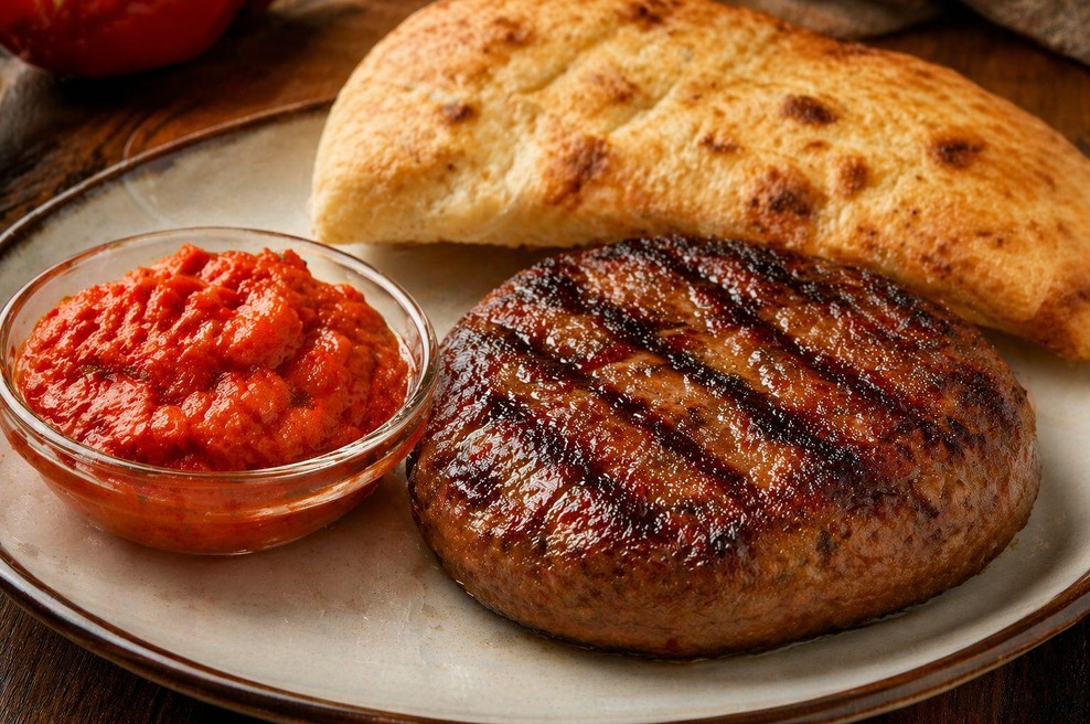 Pleskavica s prilogo (foto: ChatGTP/AI)