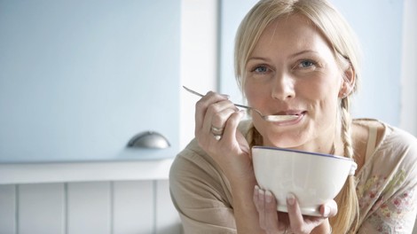 Zajtrk za ženske, ki jih skrbi počutje v perimenopavzi (recept za bolj uravnotežene hormone)