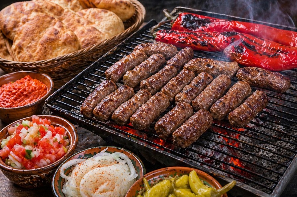 Čevapi na žaru (foto: AI/ChatGPT)