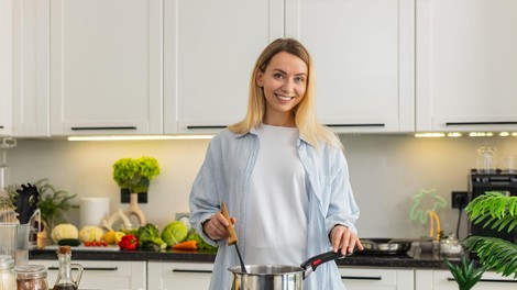 Zakaj ta lahka večerja iz samo treh sestavin uspešno kljubuje simptomom perimenopavze? (preverite in preizkusite recept!)
