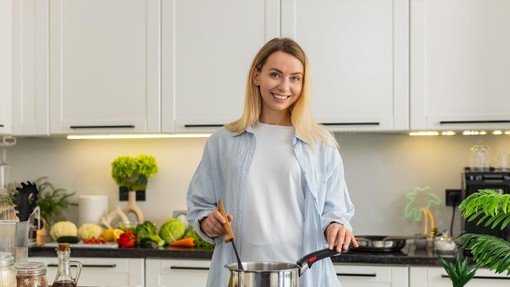Zakaj ta lahka večerja iz samo treh sestavin uspešno kljubuje simptomom perimenopavze? (preverite in preizkusite recept!)