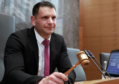 Zoran Stevanović po kaotični seji v DZ udaril po kritikih: "Dosti je bilo tega heca, so kot užaljen otrok, ki ..."