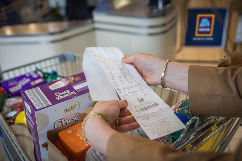 Slovenski družini se podajata v nevsakdanji kulinarični eksperiment - bodo člani opazili razliko v izdelkih?