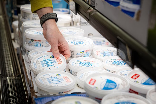 Slovenski družini se podajata v nevsakdanji kulinarični eksperiment - bodo člani opazili razliko v izdelkih?