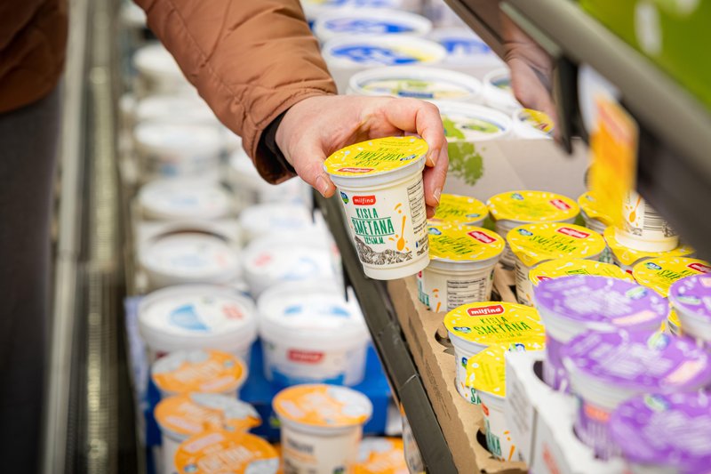 Slovenski družini se podajata v nevsakdanji kulinarični eksperiment - bodo člani opazili razliko v izdelkih?