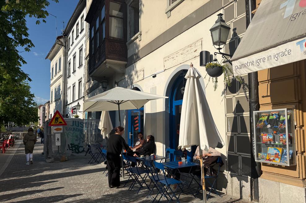 Novost ob Ljubljanici, ki obljublja nekaj drugačnega: pred vrati se že gnetejo tako domačini kot tudi turisti (foto: Uredništvo)