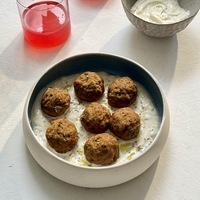 So v vaši kuhinji presežki starega kruha? Nikar ga ne zavrzite, imamo odličen recept za kosilo (VIDEO)