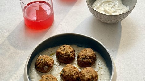 So v vaši kuhinji presežki starega kruha? Nikar ga ne zavrzite, imamo odličen recept za kosilo (VIDEO)