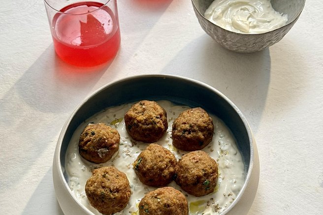 So v vaši kuhinji presežki starega kruha? Nikar ga ne zavrzite, imamo odličen recept za kosilo (VIDEO)