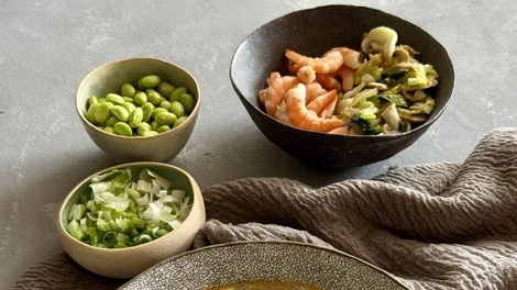 Zelenjavni in morski presežki hrane v hladilniku? Skuhajte to božansko in hranljivo juho! (VIDEO)