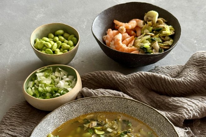 Zelenjavni in morski presežki hrane v hladilniku? Skuhajte to božansko in hranljivo juho! (VIDEO)