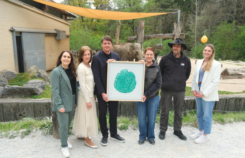 Unikaten odtis slonice Gange na dražbi dobil novega lastnika - izkupiček za ohranjanje ogroženih vrst