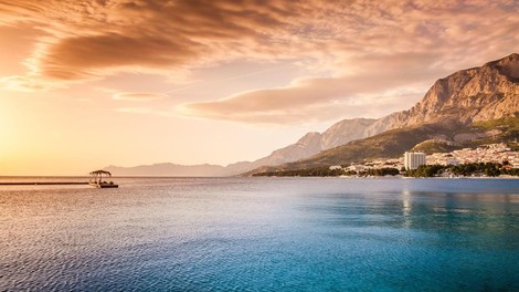 turizem makarska tucepi jadran ponudba poletja cena ogorrcenje turisti ponudbe