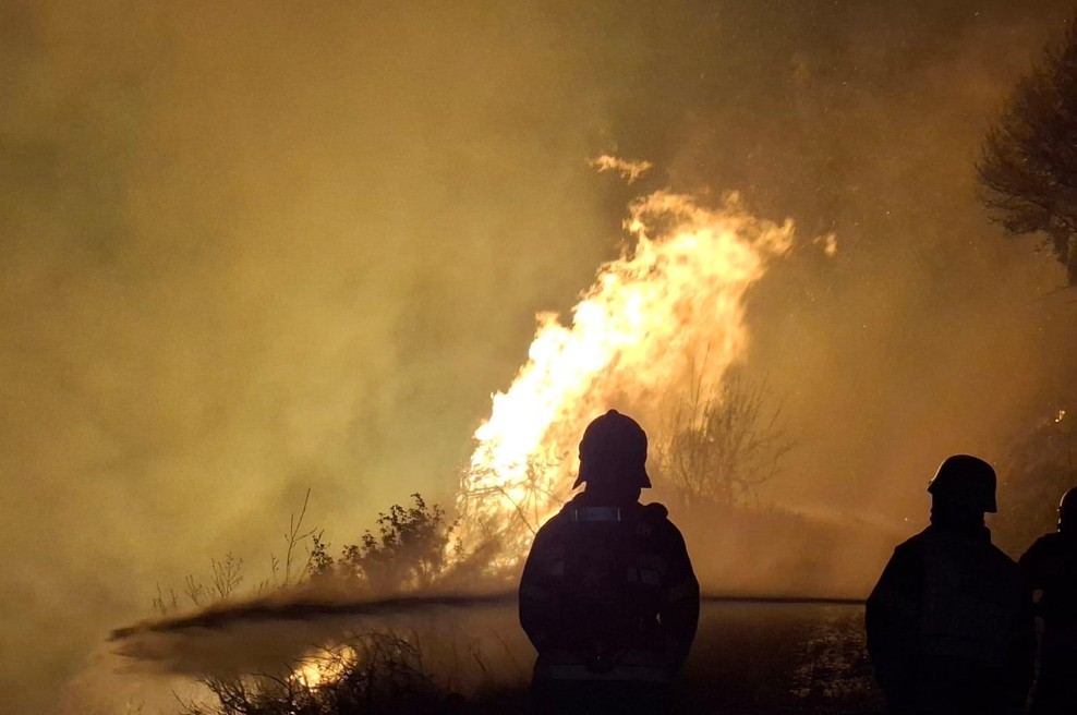 Na Koroškem divja velik požar: pri gašenju sodeluje kar 250 gasilcev s šestimi helikopterji (foto: FF Liesing)