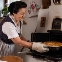 gospodinja, peka, kuhinja