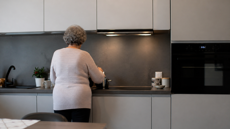 babica kuhinja napitek crevesje napihnjenost prebava nasvet suhe slive limona voda tezave ideja