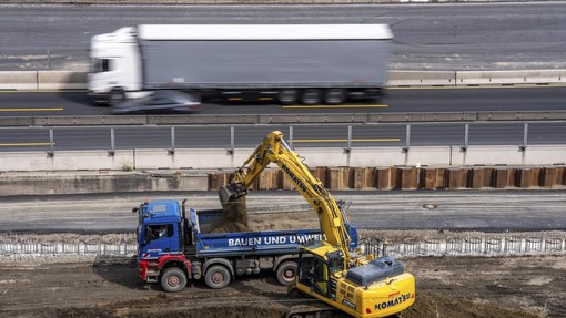 Kopali ob trasi nove železniške proge, ko so se jim obrazi spremenili v negibne maske začudenja: potrebna bo spektrometrična analiza
