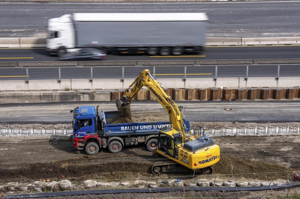 Kopali ob trasi nove železniške proge, ko so se jim obrazi spremenili v negibne maske začudenja: potrebna bo spektrometrična analiza (foto: Profimedia)