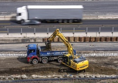Kopali ob trasi nove železniške proge, ko so se jim obrazi spremenili v negibne maske začudenja: potrebna bo spektrometrična analiza