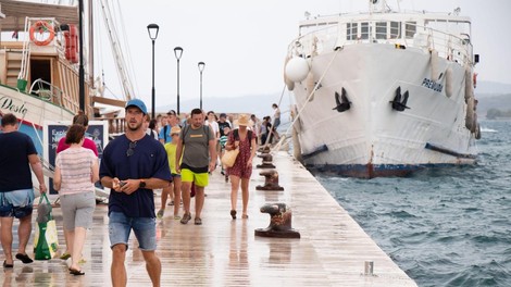 hrvaska jadran nastanitev turizem tujci kljuci tezave obup jadransko morje zasluzek denar nocitve
