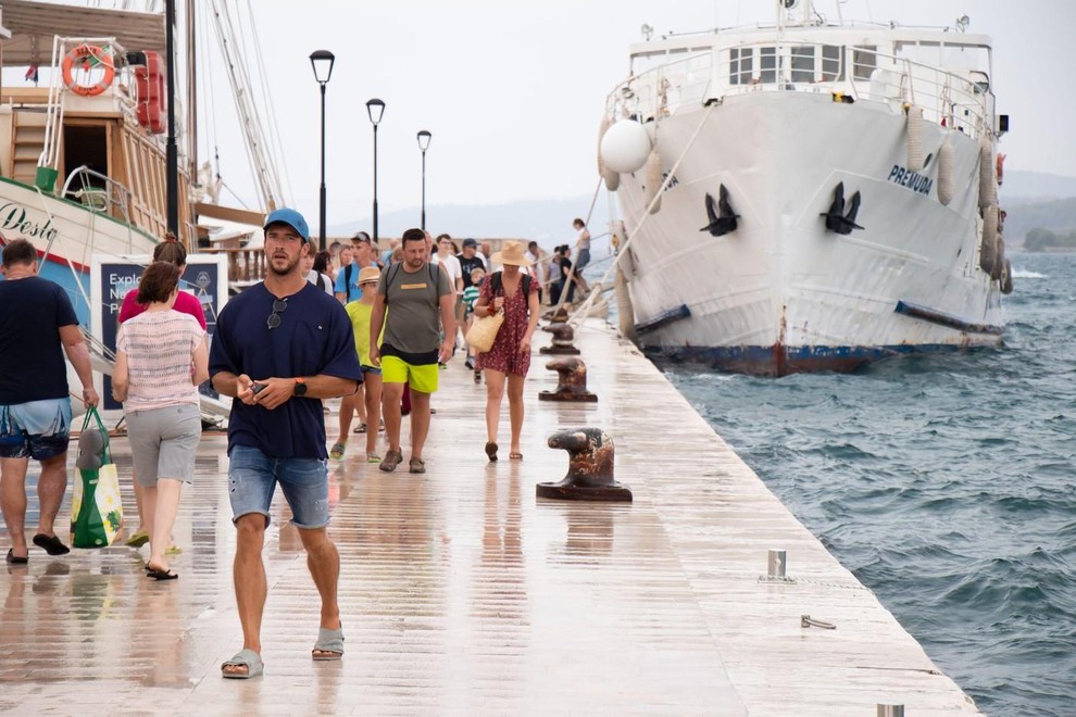 hrvaska jadran nastanitev turizem tujci kljuci tezave obup jadransko morje zasluzek denar nocitve