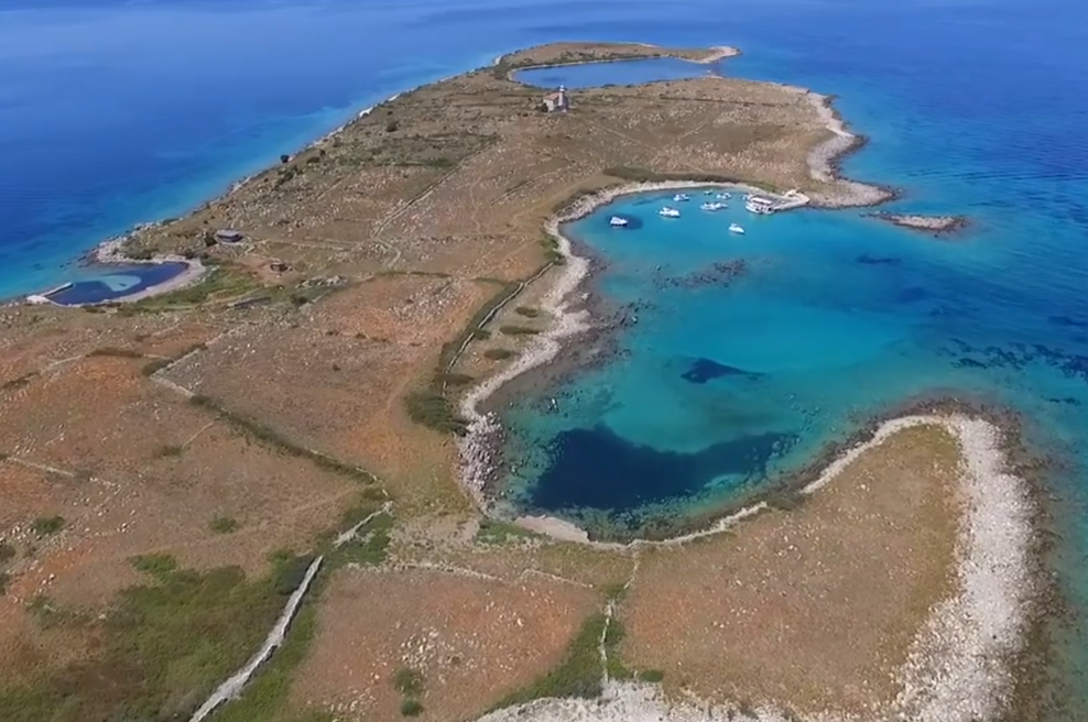 Peli so in se veselili, ko je udarila strašna tragedija: na Jadranu umrlo 16 mladih, v mali barčici niso imeli možnosti (foto: YouTube/posnetek zaslona)