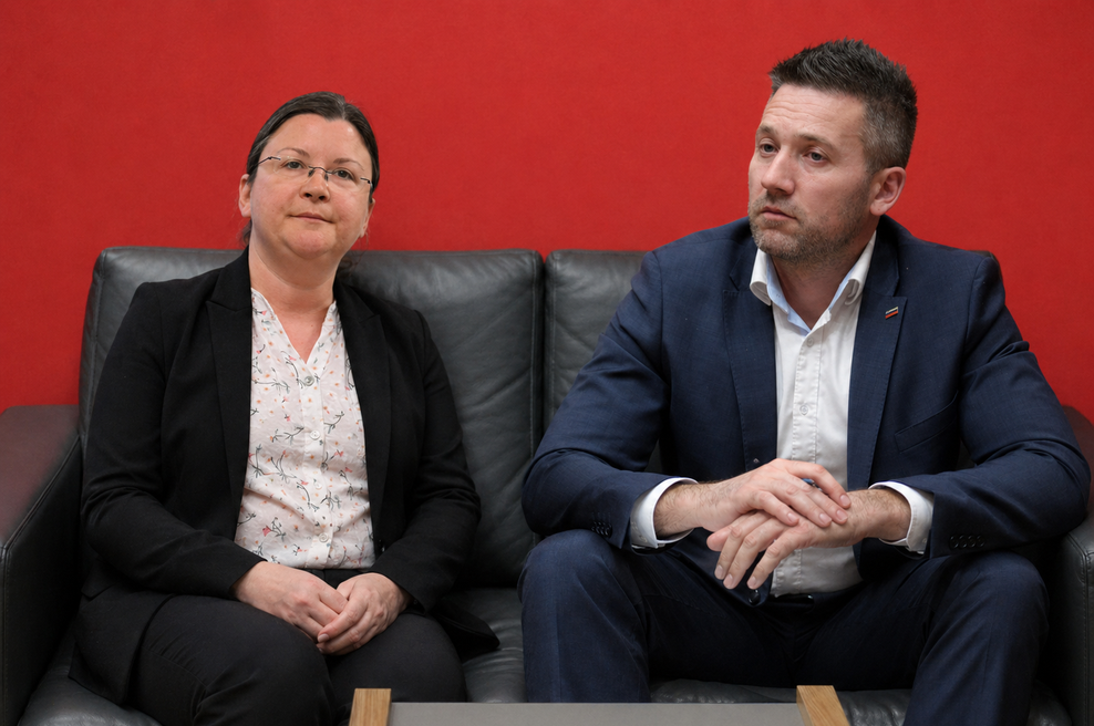 Slovenija tone, poslanci pa namesto o najbolj perečih problemih debatirajo o ... kavčih (foto: Bobo/Facebook/ChatGPT/fotomontaža)