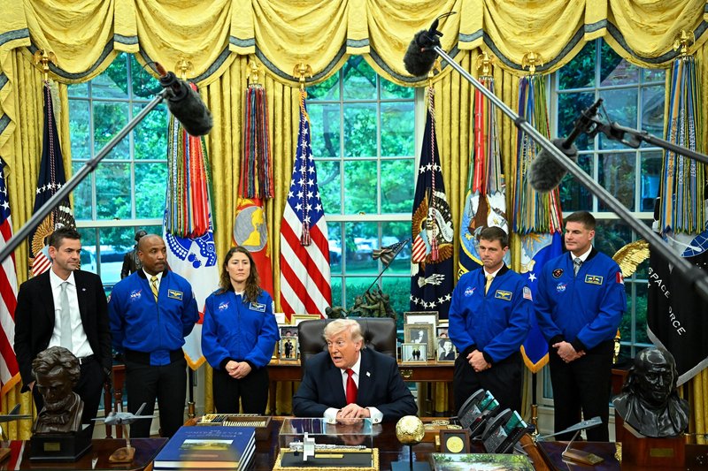 Donald Trump, astronavti