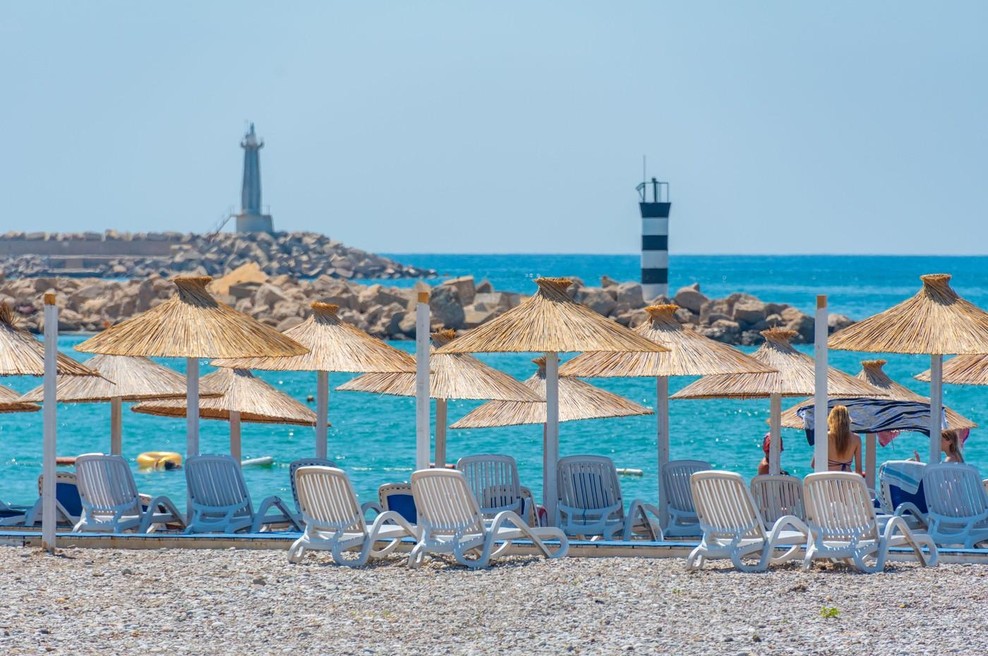 54-letni moški iznakazil obalo Jadranskega morja: škode za 3 milijone evrov, na rokah pa ... lisice! (foto: Profimedia)