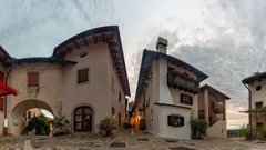 
                                                         Šmartno, srednjeveška vas obdana z obzidjem, kljub svoji lepoti ostaja precej mirnejša kot bližnje vinske destinacije.