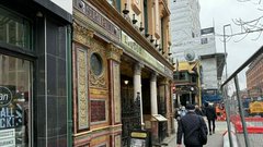 
                                                         Belfast se danes intenzivno obnavlja in gradi.