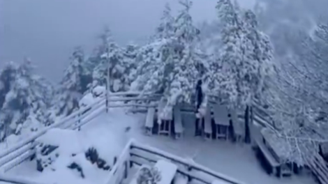 Sredozemsko državo presenetila močna ohladitev: padala sta toča in sneg (VIDEO)