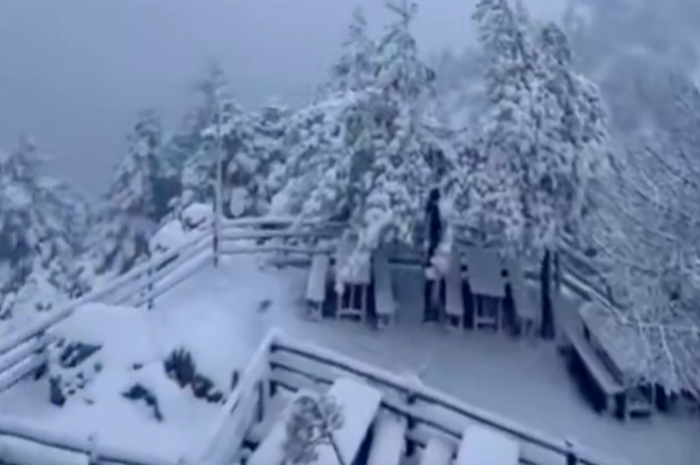 Sredozemsko državo presenetila močna ohladitev: padala sta toča in sneg (VIDEO) (foto: X/ForecastGreece)