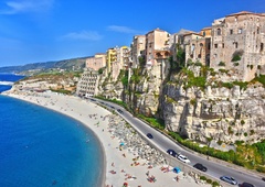 Obiskali smo vzhajajočo zvezdo italijanskega turizma s skoraj 800 kilometri obale — vse pogosteje se tu sliši tudi slovenščina!