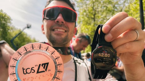 Ko poročno potovanje zamenja maraton: Uroš Kožar o teku, življenju in pametni podpori na zapestju