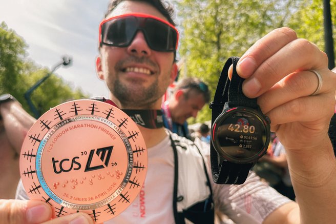 Ko poročno potovanje zamenja maraton: Uroš Kožar o teku, življenju in pametni podpori na zapestju