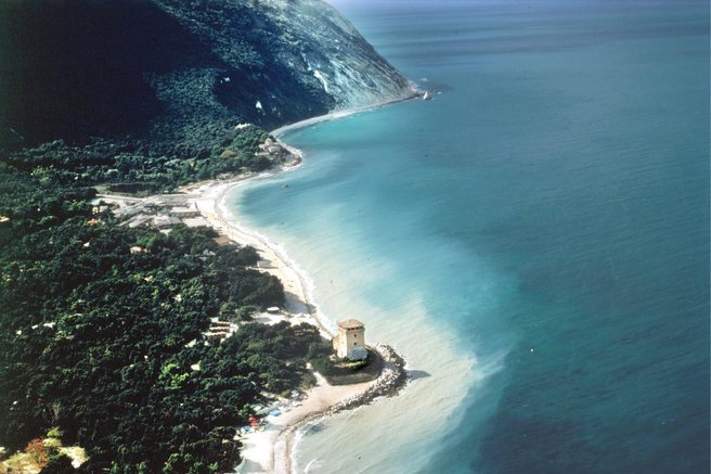 portonovo jadran jadransko morje turizem ancona italija 3000 evrov mesto gneca paradoks