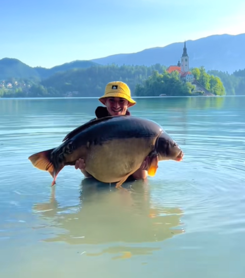 Turist na Bledu ulovil pravo pošast: vsi so osupnili, ko jo je dvignil iz vode (FOTO)