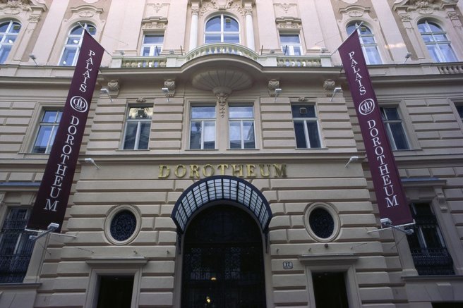 Bizarna ponudba, o kateri govorijo vsi: bi vi odšteli 260.000 evrov za sliko iz razbitih krožnikov?!