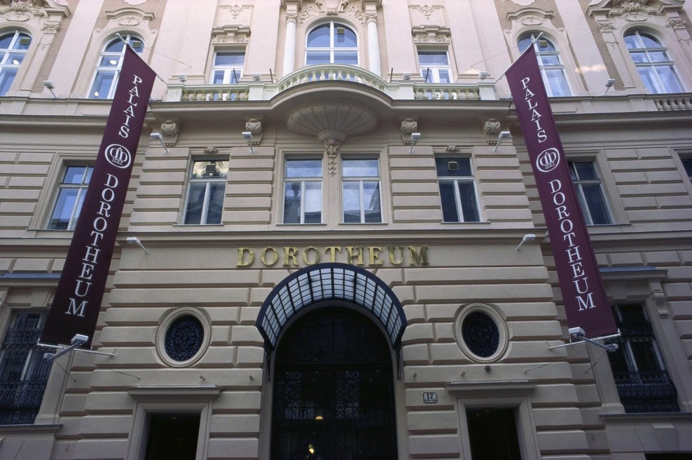 Bizarna ponudba, o kateri govorijo vsi: bi vi odšteli 260.000 evrov za sliko iz razbitih krožnikov?! (foto: Profimedia)