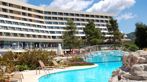Turist na dopustu iskal prost ležalnik: kar je našel ob bazenu, ga je popolnoma razjezilo (šel je na sodišče)