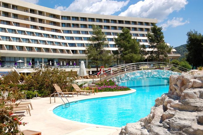 Turist na dopustu iskal prost ležalnik: kar je našel ob bazenu, ga je popolnoma razjezilo (šel je na sodišče)