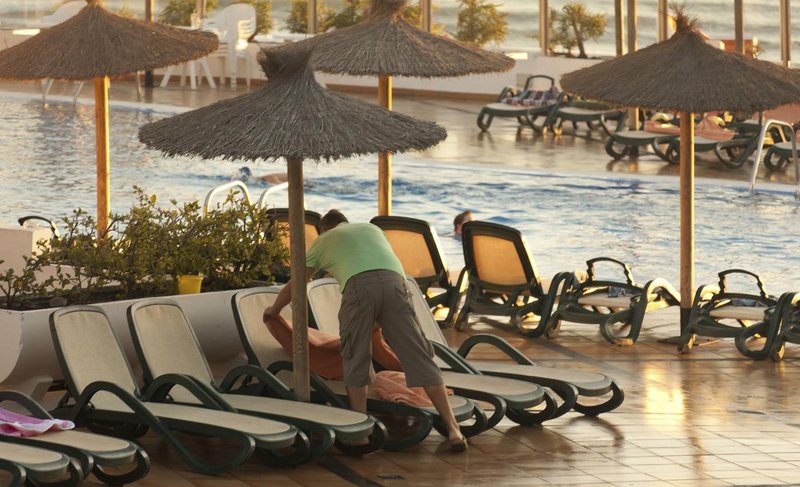 Turist na dopustu iskal prost ležalnik: kar je našel ob bazenu, ga je popolnoma razjezilo (šel je na sodišče)